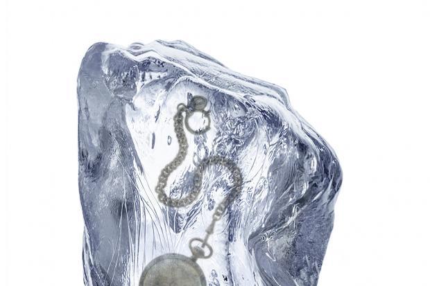 Illustration montrant une montre à gousset enfermée dans un glaçon