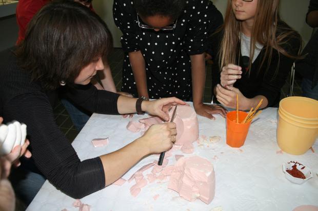 Photographie d'un atelier pédagogique de fabrication de moulages d'objets