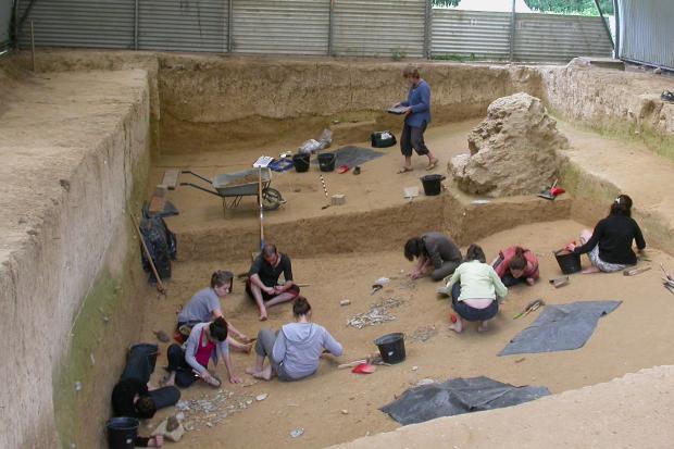 Vue du chantier de fouilles préhistoriques d'Etiolles (91)