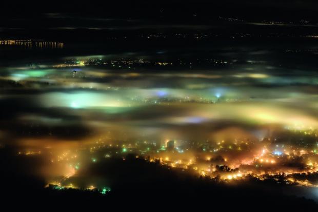 Vue de la pollution lumineuse produite par une ville la nuit