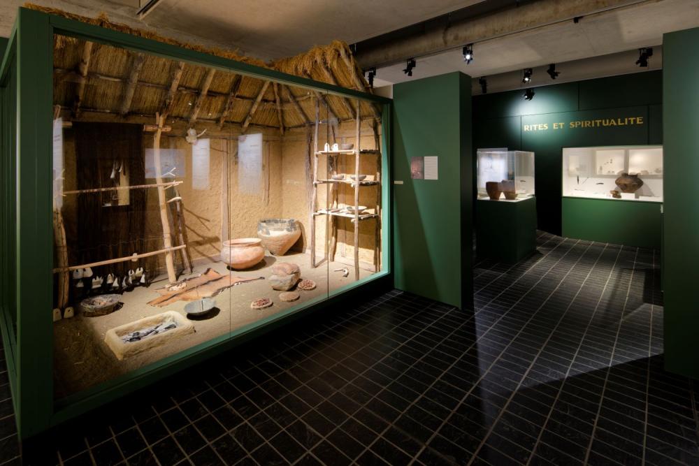 Vue d'une reconstitution de l'intérieur d'une maison de l'âge du Bronze pour l'exposition pouvoir et métal