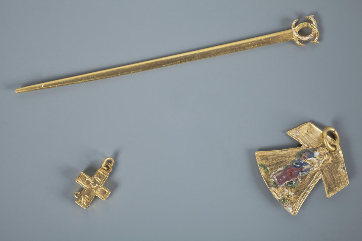 Photographie de 3 objets en or découverts dans les latrines du château de Fontainebleau