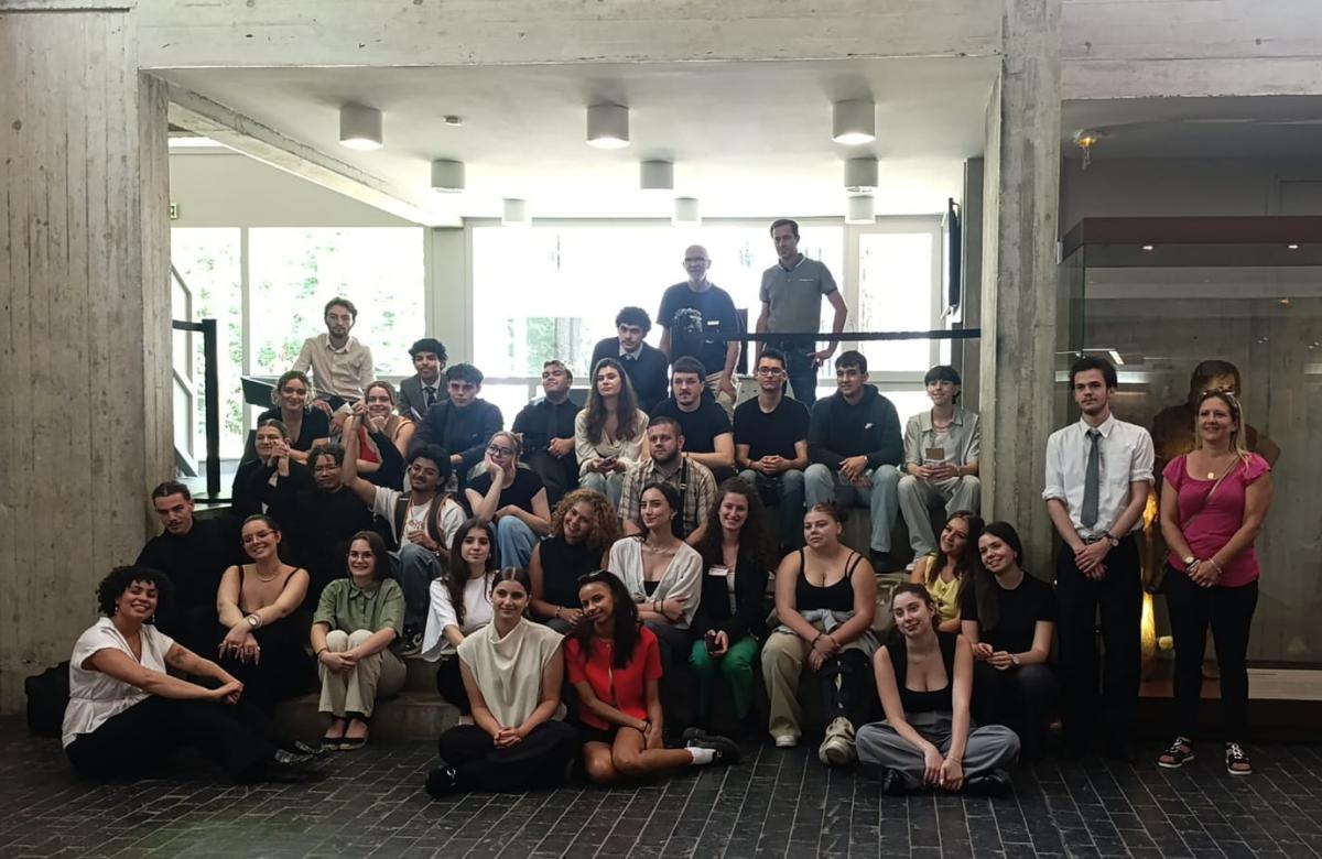 Photographie d'un groupe d'étudiants en visite dans le musée