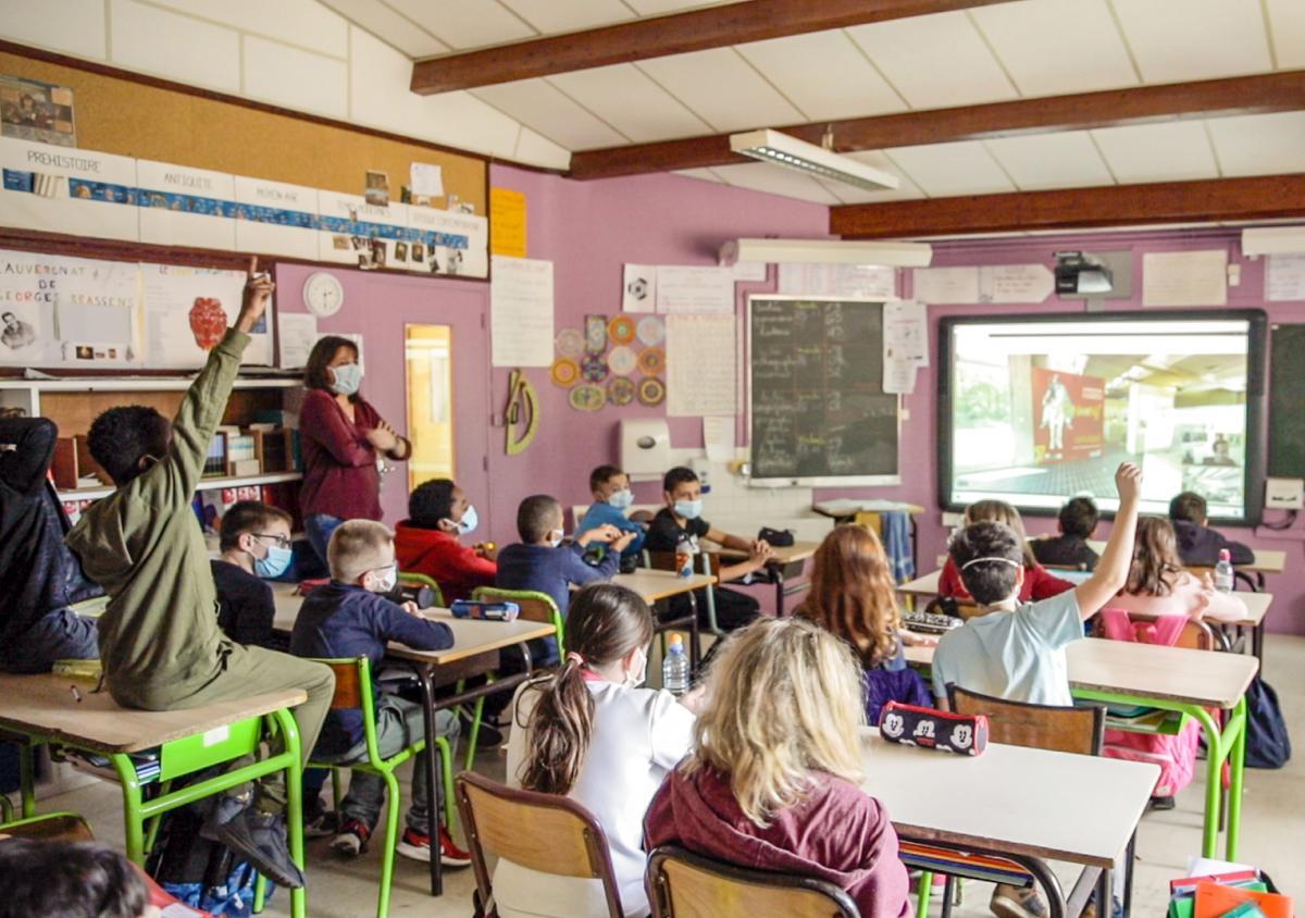 Vue depuis une classe d'une visite guidée à distance de l'exposition "Les Sénons"