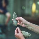 photographie d'une feuille de laurier (taille de pierre expérimentale) tenue en main par un conférencier