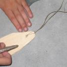 Photographie d'une animation pédagogique de fabrication d'un rhombe en bois
