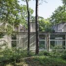 Photographie du musée prise depuis l'extérieur, dans le bois environnant.