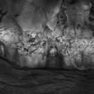Photographie de Raphaël Dallaporta. Vue en noir et blanc de la grotte Chauvet