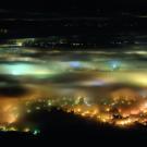 Vue de la pollution lumineuse produite par une ville la nuit