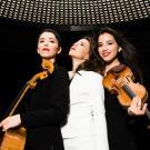 Photographie de 3 musiciennes classiques avec leurs instruments (violon, contrebasse)