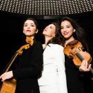 Photographie de 3 musiciennes classiques avec leurs instruments (violon, contrebasse)