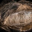 Photographie d'un abri sous roche gravé du massif de Fontainebleau
