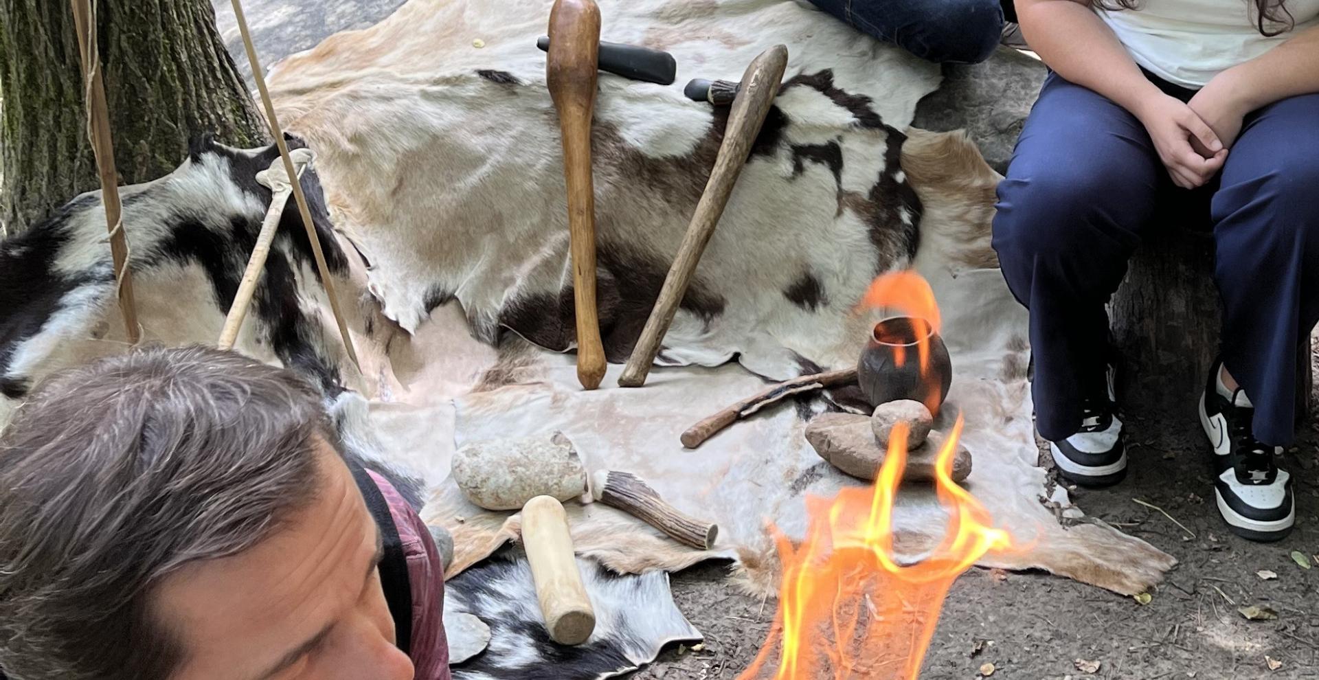 Démonstration d'allumage du feu devant l'entrée du musée 