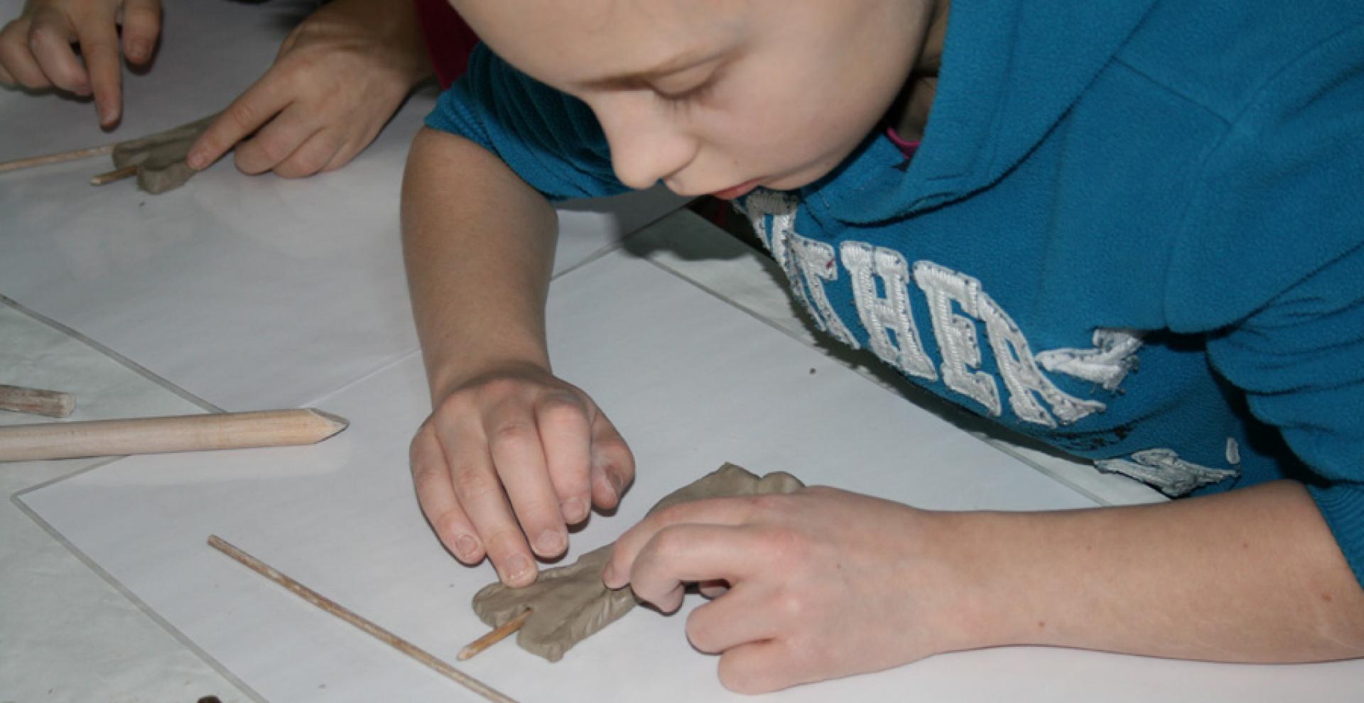 Photographie d'une animation de modelage