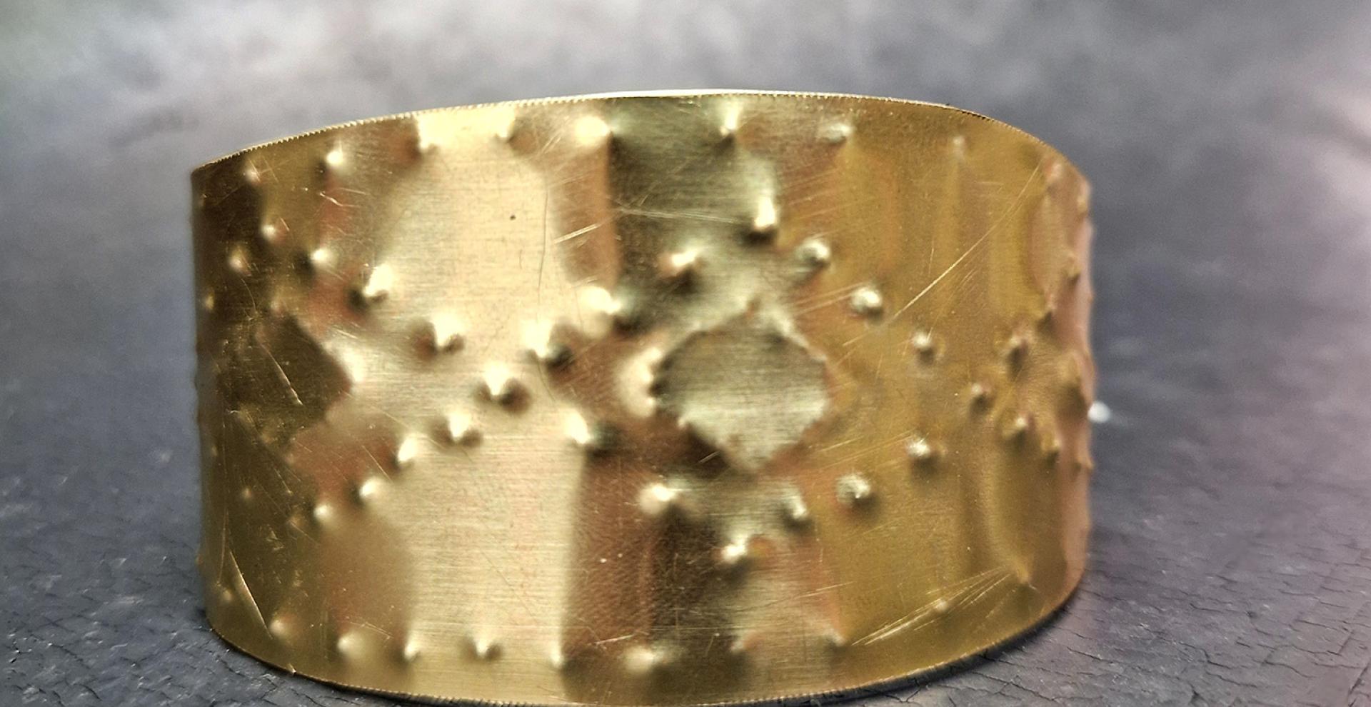 Photographie d'un bracelet en bronze réalisé au cours d'une animation pédagogique