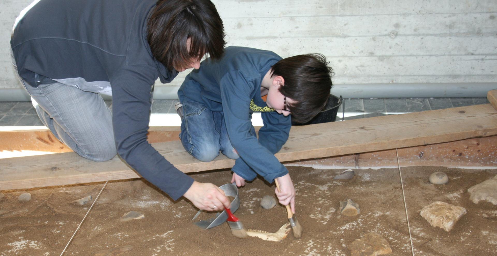 photographie d'une initiation à la fouille archéologique