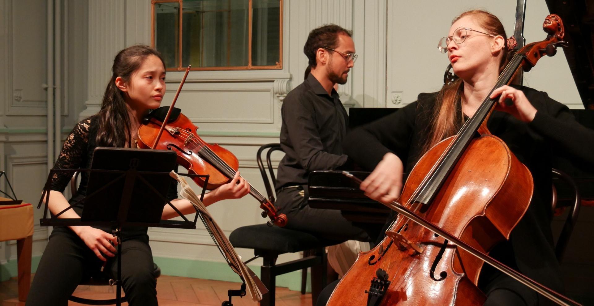Vue du Trio Aralia, trio de musique de chambre, en concert