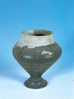 Urne cinéraire en terre cuite : vase à pied creux. Incinération n° 35. Haut. 28,5 cm. Fin IVe – début IIIe siècle avant J.-C.