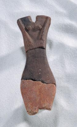 Statuette en terre cuite d'une figurine féminine.