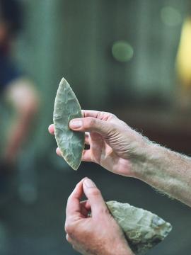 photographie d'une feuille de laurier (taille de pierre expérimentale) tenue en main par un conférencier