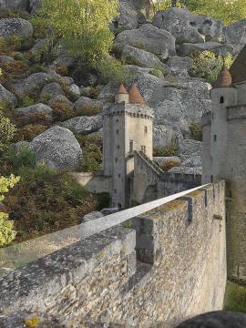 Photomontage. Intégration d'un chateau médiéval dans un paysage forestier de chaos rocheux