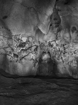 Photographie de Raphaël Dallaporta. Vue en noir et blanc de la grotte Chauvet