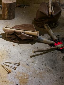 Reconstitution d'un atelier de bronzier
