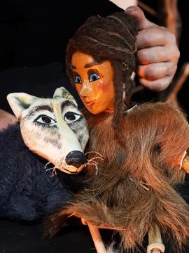 Photographies de marionnettes utilisées lors du spectacle intitulé "Niébé et la femme bison"