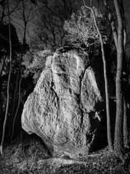 Rocher gravé d'une figure anthropomorphe.