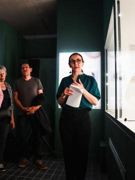Photographie d'une visite guidée de l'exposition "Pouvoir et métal. L'âge du Bronze en Île-de-France"
