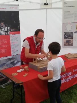 Photographie d'une animation consacrée aux meules et aux moulins