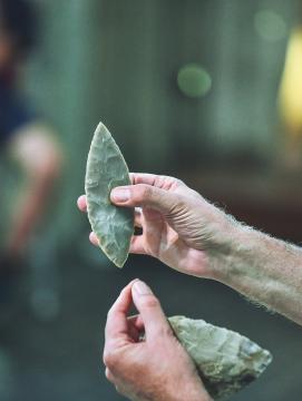 photographie d'une feuille de laurier (taille de pierre expérimentale) tenue en main par un conférencier