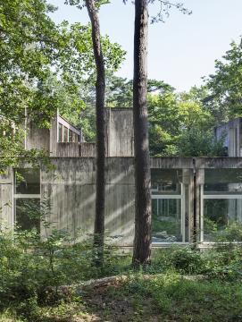 Photographie du musée prise depuis l'extérieur, dans le bois environnant.