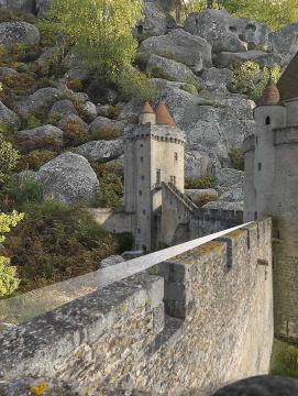 Photomontage. Intégration d'un chateau médiéval dans un paysage forestier de chaos rocheux