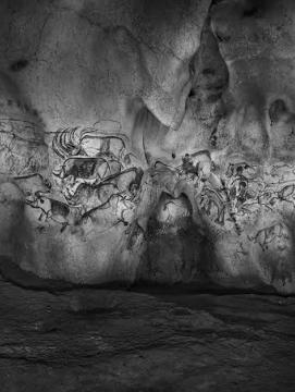 Photographie de Raphaël Dallaporta. Vue en noir et blanc de la grotte Chauvet