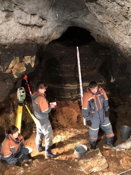 Vue du chantier de fouilles préhistoriques de Denisova (Russie)