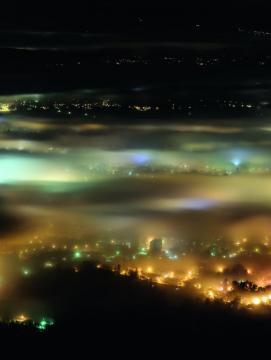 Vue de la pollution lumineuse produite par une ville la nuit