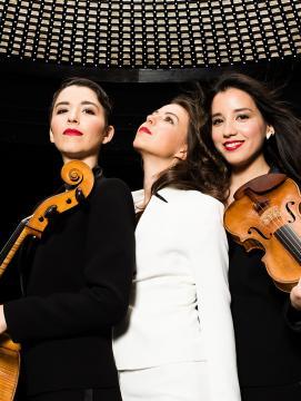 Photographie de 3 musiciennes classiques avec leurs instruments (violon, contrebasse)