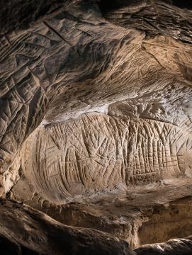 Photographie d'un abri sous roche gravé du massif de Fontainebleau