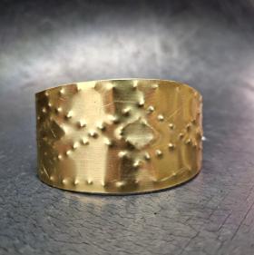 Photographie d'un bracelet en bronze réalisé au cours d'une animation pédagogique