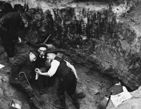 Photographie d'une visite de l'abbé Breuil sur le site du "Cirque de la Patrie" à Nemours en 1953.