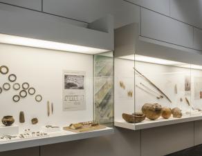 Vitrines présentant des objets du Néolithique (salle 6 du musée)