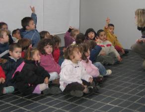 visite d'une classe de maternelle au musée