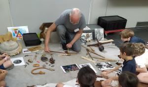 démonstration des techniques préhistoriques d'allumage du feu devant des enfants