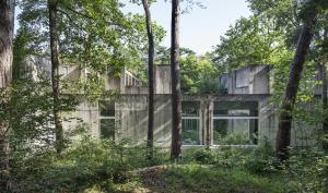 Photographie du musée prise depuis l'extérieur, dans le bois environnant.