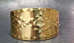 Photographie d'un bracelet en bronze réalisé au cours d'une animation pédagogique