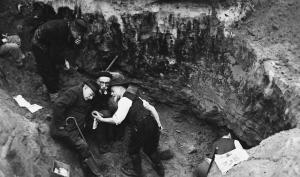 Photographie d'une visite de l'abbé Breuil sur le site du "Cirque de la Patrie" à Nemours en 1953.