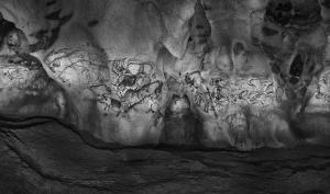 Photographie de Raphaël Dallaporta. Vue en noir et blanc de la grotte Chauvet