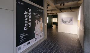 Vue de l'entrée de l'exposition "Pouvoir et métal"
