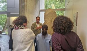 Photographie d'une visite guidée du musée de Préhistoire